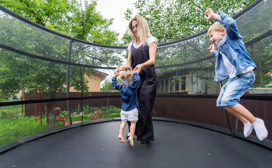 Dzieciaki kochają trampoliny! Sprawdź, jakie atrakcje przygotować dzieciom tej wiosny