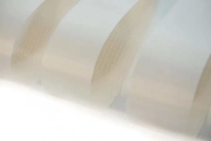 Rolety dzień noc a poziom zaciemnienia: które tkaniny wybrać do sypialni, salonu i biura?