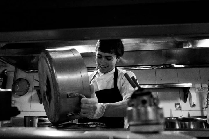 Stoły robocze, regały i szafki gastronomiczne - jak dobrać wyposażenie zaplecza?