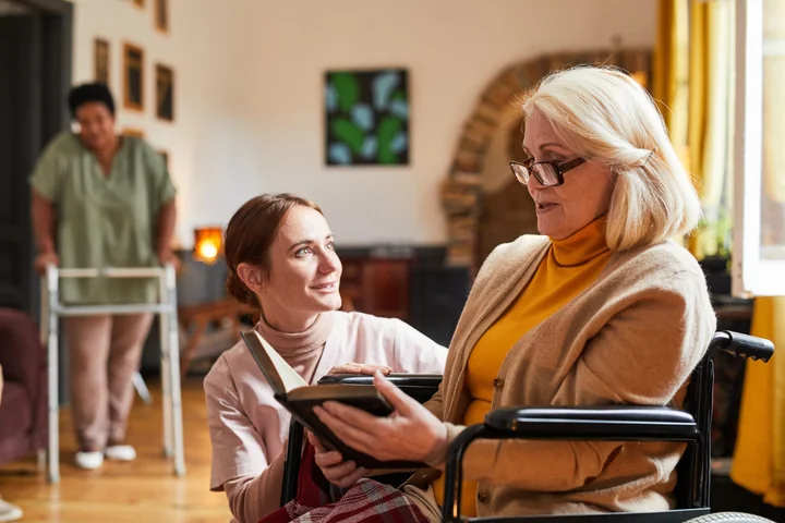 Obraz do artykułu: Legalna praca opiekunki w Niemczech. Co gwarantuje certyfikowana agencja?