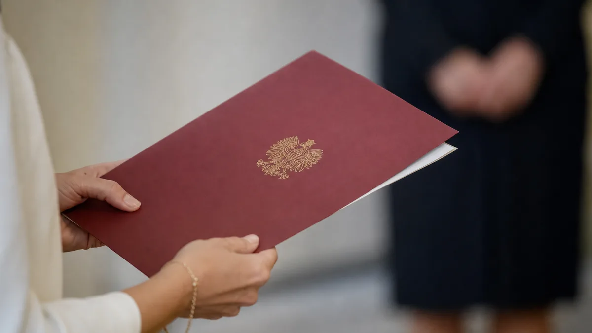 Dziewiętnastu nauczycieli z powiatu zgierskiego odebrało akty mianowania