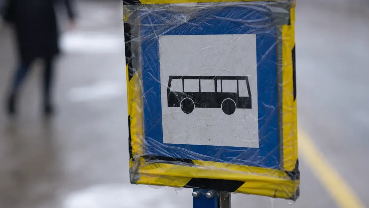Autobus nr 6 ominie przystanek przy Atlas Arenie podczas dwóch wydarzeń