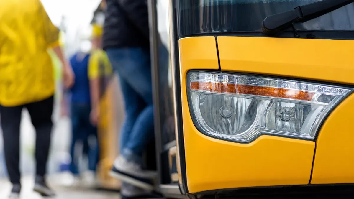 Autobus MUK nr 6 ominie przystanek przy Łódź Kaliskiej podczas koncertów