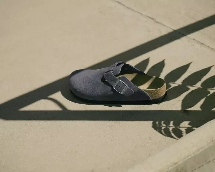Birkenstock Boston to przykład bardziej zabudowanego fasonu, który pokazuje, że oferta marki wykracza daleko poza klasyczne klapki i sandały.