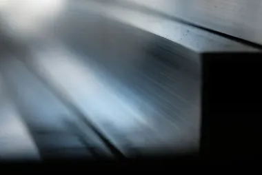 Kształtowniki stalowe w przemyśle - gdzie się je wykorzystuje?