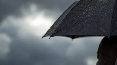Burze nad Zgierzem. Wieczorem silny wiatr, w nocy wyższy stopień zagrożenia
