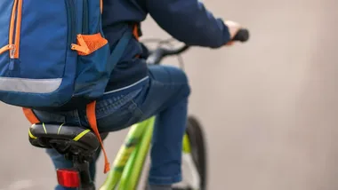 Nowe przepisy pod szkołami w powiecie zgierskim. Policjanci rozdawali kaski