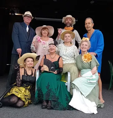 Grafika promocyjna wydarzenia „Ciepła wdówka” w Zgierzu – komedia Teatru Bez Granic z Łodzi