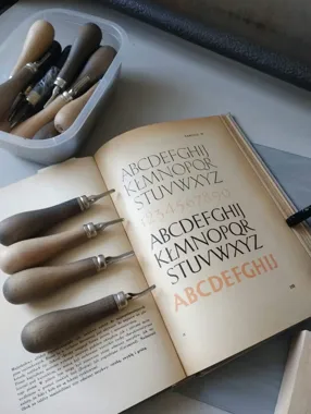 Grafika promocyjna wydarzenia „Linoryt, stempel, litera, słowo” – warsztaty ceramiczno-literackie