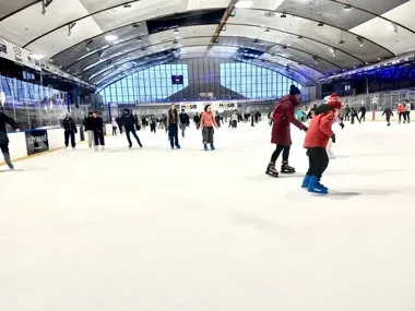 Świąteczny grafik lodowiska w Zgierzu z mini hokejem i przerwą na Wielkanoc