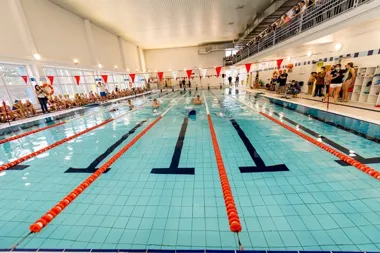 Woda na basenie przy Leśmiana 1 pozostaje pod stałą kontrolą MOSiR