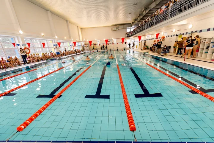 Woda na basenie przy Leśmiana 1 pozostaje pod stałą kontrolą MOSiR