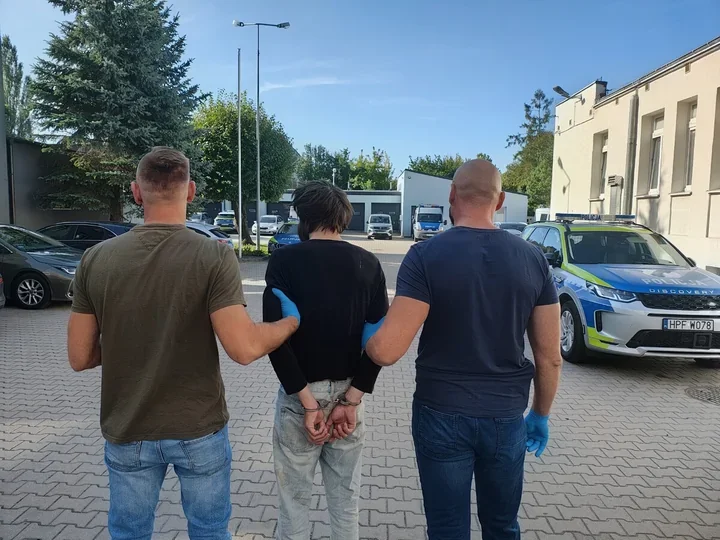 Najpierw znak drogowy, potem seniorka. Policjant zatrzymał 28-latka