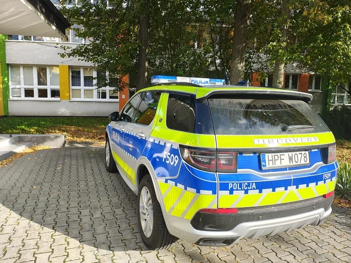 Policjanci przy szkołach w Zgierzu. Patrole działają od rana