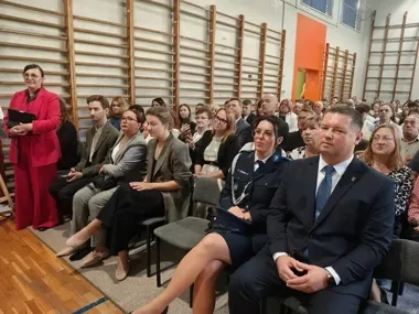 Mundurowi uczniowie z Bratoszewic rozpoczęli rok szkolny z policyjnym akcentem
