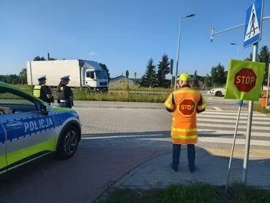Policjanci ze Zgierza kontrolują okolice szkół i szkolne autobusy