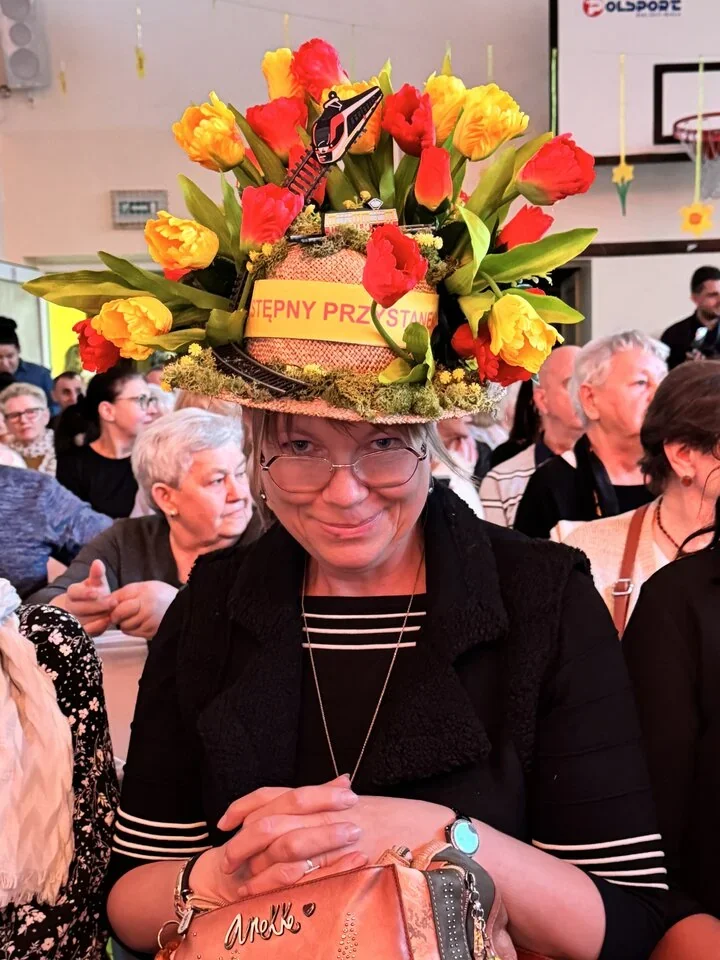 Kobiece świętowanie w powiecie zgierskim – od kapeluszy po iluzję i festiwal mody