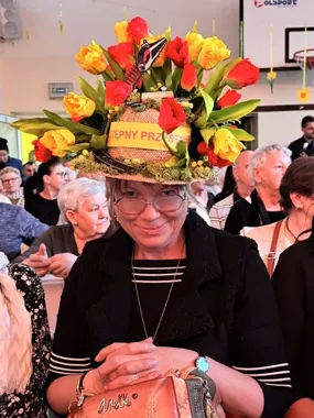 Kobiece świętowanie w powiecie zgierskim – od kapeluszy po iluzję i festiwal mody