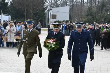 W Zgierzu stanęli przy pomniku Stu Straconych - pamięć nie zgasła