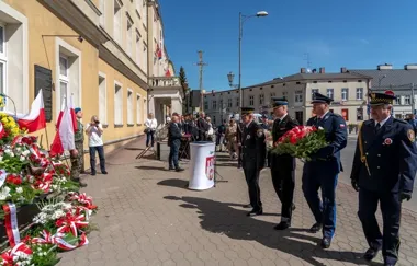 Straż Miejska i Policja stanęły ramię w ramię. Zgierz uczcił 3 Maja